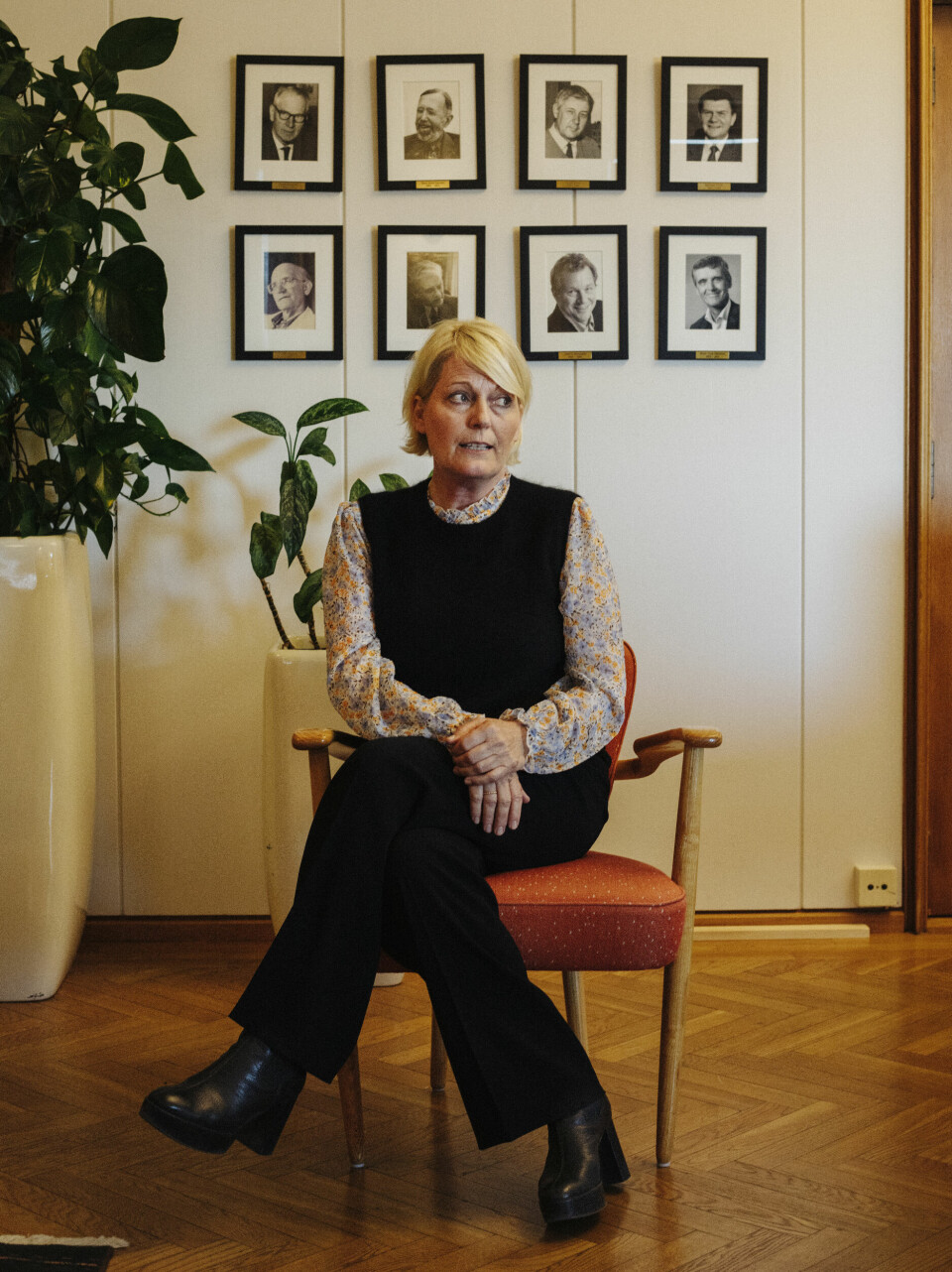 Et lettbent NRK: Vi må jobbe raskere, snu oss fortere, utvikle, innovere, sier nytilsatt kringkastingssjef Vibeke Fürst Haugen, her sittende foran et knippe portretter av tidligere NRK-sjefer på Marienlyst.