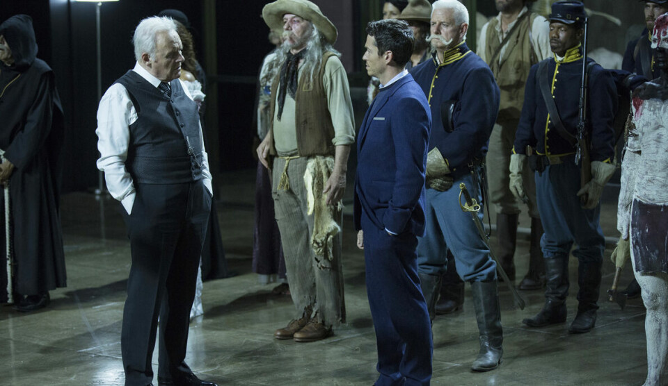 Overskridelse og selverkjennelse: Det mystiske geniet Ford (Anthony Hopkins) i samtale med «narrativ direktør» Lee Sizemore (Simon Quarterman) om hva gjestene egentlig søker i fornøyelsesparken Westworld. Foto: John P. Johnson / HBO Nordic