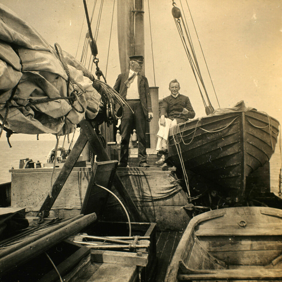 Historien om havforskerne Fridtjof Nansen og Bjørn Helland-Hansen samarbeidet tett fra 1900, like til Nansens død i 1930. Her er de to om bord forskningsskipet Armauer Hansen under jomfruturen i 1913. Deres studie av klimavariasjoner er én av historiene du kan lese om i den nye boken «Calculating the World», skrevet i anledning Geofysisk Institutt sitt hundreårsjubileum. Avdeling for spesialsamlinger, Universitetsbiblioteket i Bergen.