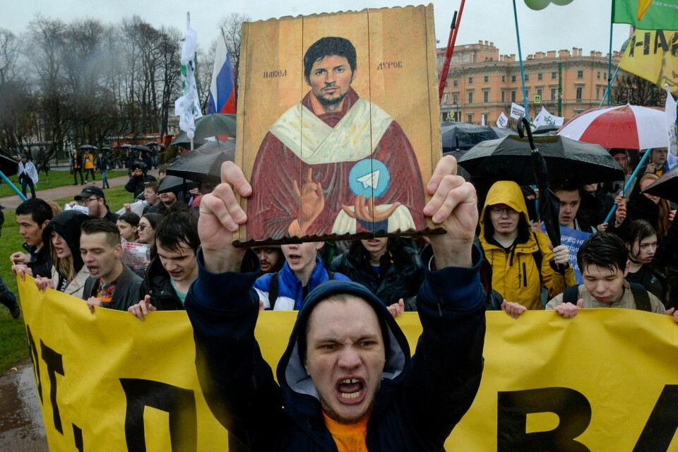 Hvem bestemmer over internett? Pavel Durov og Elon Musk er perverse symptomer på internett-pionernes naive idealisme, skriver Martin Gedde-Dahl. Her: Demonstranter med «helgenbilde» av Durov protesterer mot russisk blokkering av meldingstjenesten Telegram, St. Petersburg 2018. .