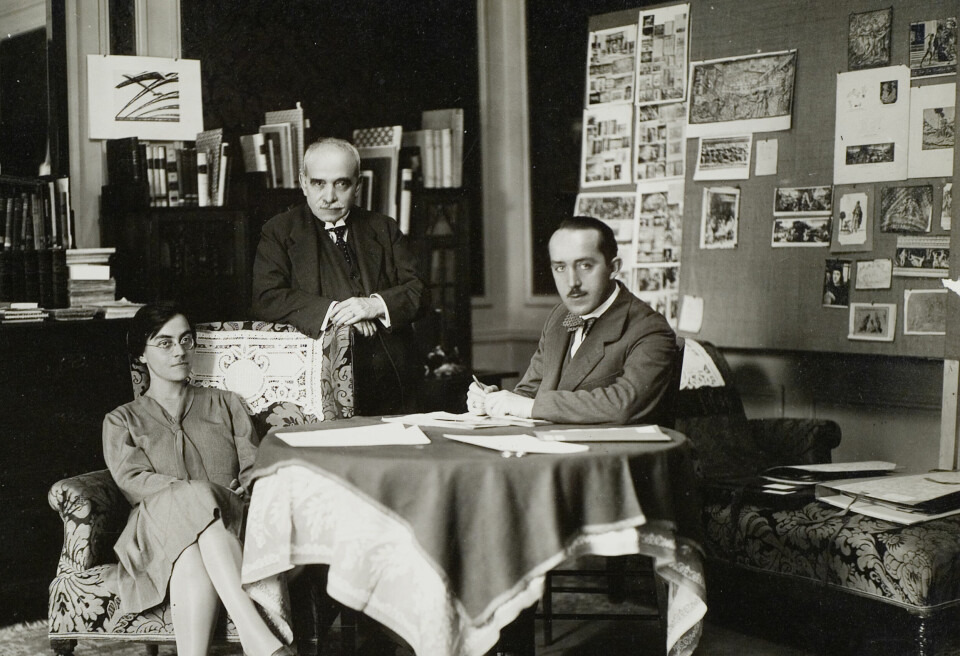En fri forsker: Aby Warburg (1866–1929), i midten av bildet, hadde ressurser til å følge nysgjerrigheten dit den førte ham. Her er han med forskningsassistenten, Gertrud Bing, og hans personlige hjelper, Franz Alber, på Palace hotel i Roma i 1925. -