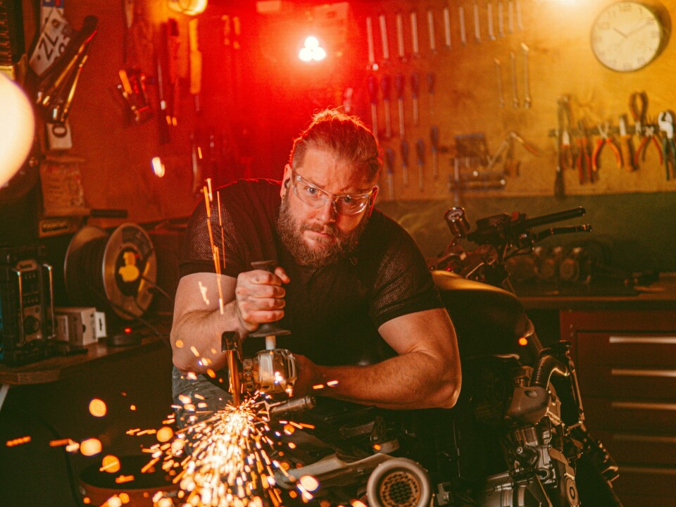 Er det ikke litt fint med et eget rom for mannen også? Mancave-programleder Morten Strand er alt det Mannsutvalget etterspør, skriver Markus Slettholm. .