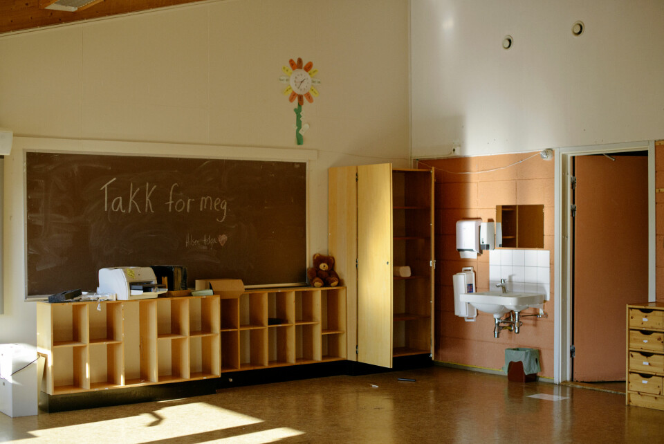 I tre av ti tilfeller der en kommune legger ned en skole, dukker det opp en friskole. Her: «Takk for meg» står det fremdeles på en tavle i et klasserom på den nedlagte grendeskolen Garnes, Verdal i Trøndelag 13. juli 2023. Tomt. «Takk for meg» står det fremdeles på en tavle i et klasserom på den nedlagte grendeskolen Garnes.