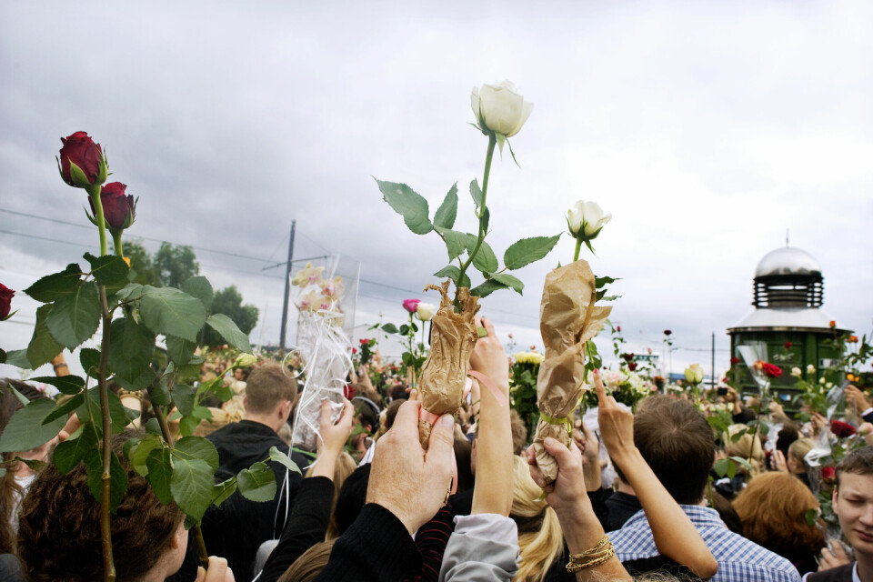 Etter terroren: Mer enn én million mennesker gikk i rosetog over hele Norge i dagene etter 22. juli. Kjærlighet skulle vinne over hat, men så kom hverdagen, viser sosiolog Tore Witsø Rafoss i boken Rosetogenes paradokser. Bilder fra Oslo, tatt i dagene etter terroraksjonen i Oslo sentrum. 25.juli rosetog.