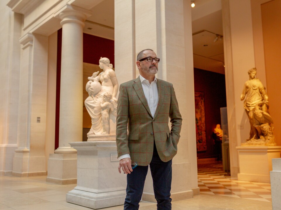 Brite og franske skulpturer: Lucian Simmons har i et halvt år vært ansvarlig for Metropolitan-museets arbeid med å granske kunstsamlingens opprinnelse og historie. Her står han sammen med to utgaver av «Leda and the Swan» i et av museets gallerier. Den til venstre er laget av Jacques Sarazin cirka 1640–1650, mens statuen bak til høyre er laget av Michel Anguier i 1654. Lucian Simmons, the head of provenance research at the Metropolitan museum.