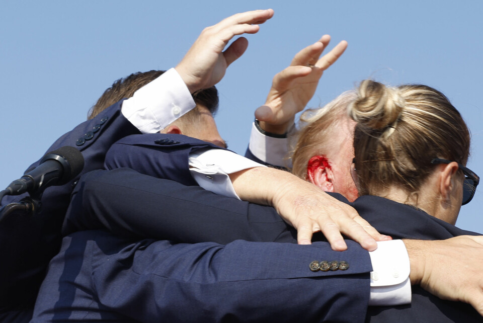 Daværende presidentkandidat, nå kommende president i USA Donald Trump er nettopp truffet av et rifleskudd i øret under et valgkampmøte i Butler i Pennsylvania i juli 2024. Var det hele en falskt-flagg-operasjon for å vekke velgernes sympati og dermed vinne valget? Noen demokrater bare spør. s