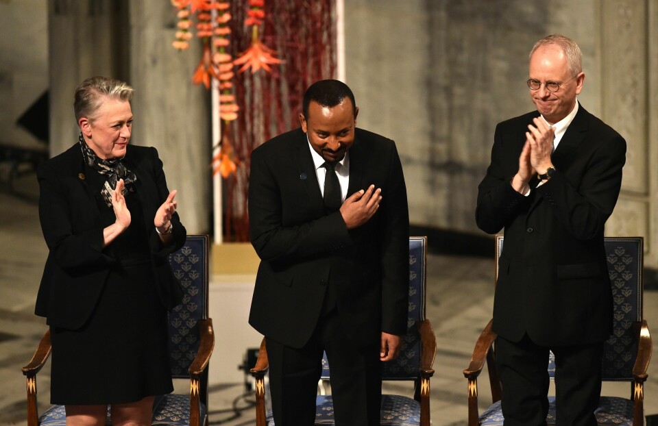 God stemning: Nobelkomiteens Berit Reiss-Andersen (t.v.) og Henrik Syse (t.h.) applauderer Etiopias statsminister og fredsprisvinner Abiy Ahmed i 2019. «Krig er selve symbolet på helvete», sa Abiy i Oslo. Ett år senere gikk han selv til krig mot sin egen befolkning. s