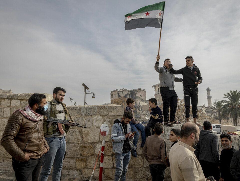 Frihetens flagg vaier: Assads terrorregime i Syria har falt, og menneskene i utbombede Aleppo feirer. Siden 2011 er opp mot en halv million syrere drept, over hundre tusen er forsvunnet, mens nesten fem millioner har flyktet. People celebrated the fall of the Syrian regime in Aleppo, Syria, on Tuesday, Dec. 11, 2024. The rebel offensive that swept through Syrian towns and cities to take control of the capital over the weekend set off fresh fighting among armed factions elsewhere in the country, trying to fill the void left by retreating government forces.