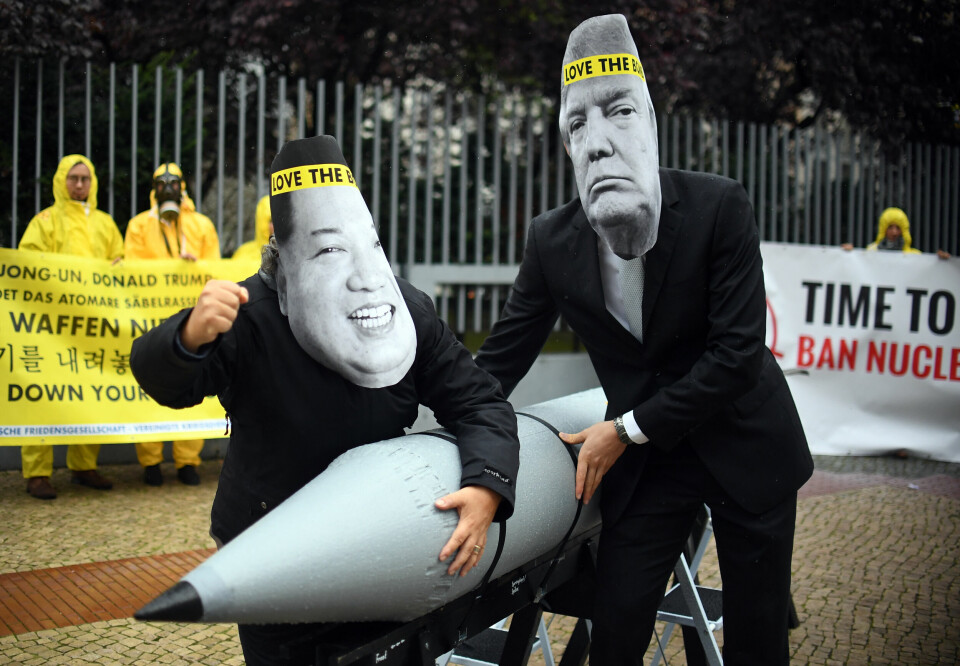 Fredsprisvinnere: Personene bak maskene, ikke Nord-Koreas og USAs ledere Kim Jong-Un og Donald Trump, er årets fredsprisvinnere. De er aktivister fra kampanjen mot atomvåpen, Ican, som her demonstrerer utenfor USAs ambassade i Berlin i september. Foto: Britta Pedersen/DPA-Zentralbild/NTB Scanpix