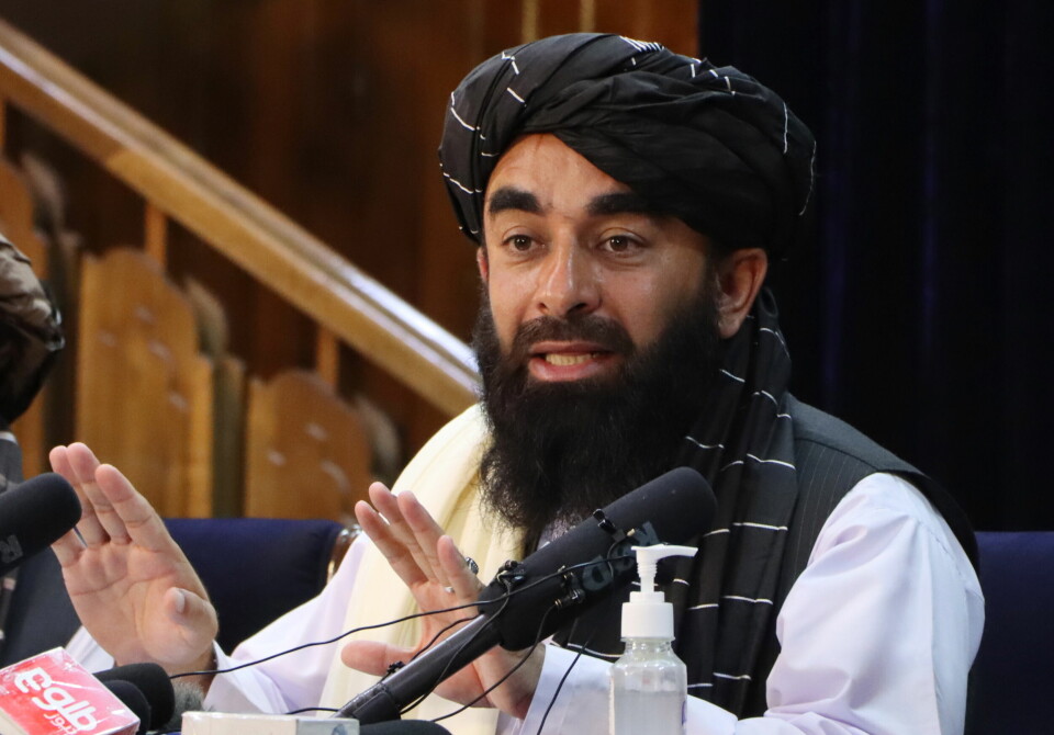 Talibans mange ansikter: Taliban holdt pressekonferanse etter maktovertagelsen i Afghanistan denne uken. Norske medier kan lære av sine egne feil når de dekker Taliban og Afghanistan fremover, sier flere Morgenbladet har snakket med. epa09418130 Zabihullah Mujahid, Taliban spokesman talks with journalists during a press conference in Kabul, Afghanistan, 17 August 2021. The new Taliban leadership that swept to power in Afghanistan has said it would not seek revenge against those who had fought against it and would protect the rights of Afghan women within the rules of Sharia law. Mujahid added the Taliban would work to avoid any return to conflict or for Afghanistan to become a hub for terrorism that would threaten other countries in the region. EPA/STRINGER