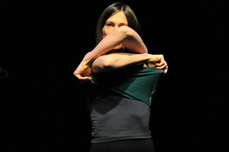 Einat Weizman, skuespiller i performancen I saw you today wearing a T-shirt with a PLO-flag on it.