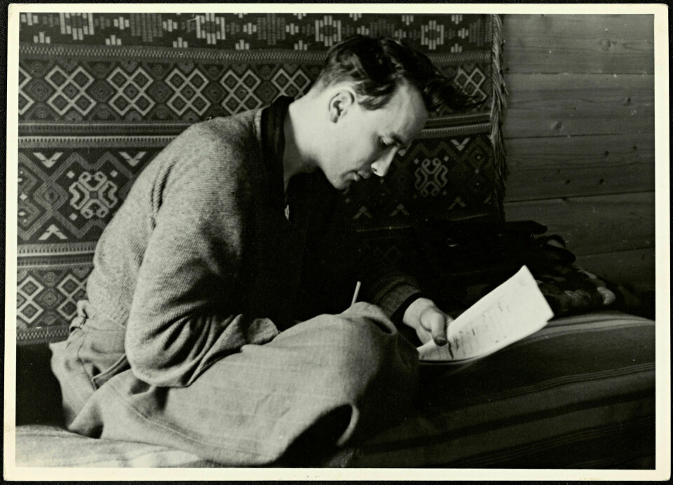 «Nasjonalt sinnet»: Forfatterne antyder at André Bjerke var stripete og antisemitt, men sannheten er at Bjerke hverken var antisemitt eller stripete, skriver Peter Normann Waage. Bildet av Bjerke er fra 1954. Foto: Kjell Frøstrup / Nasjonalbiblioteket