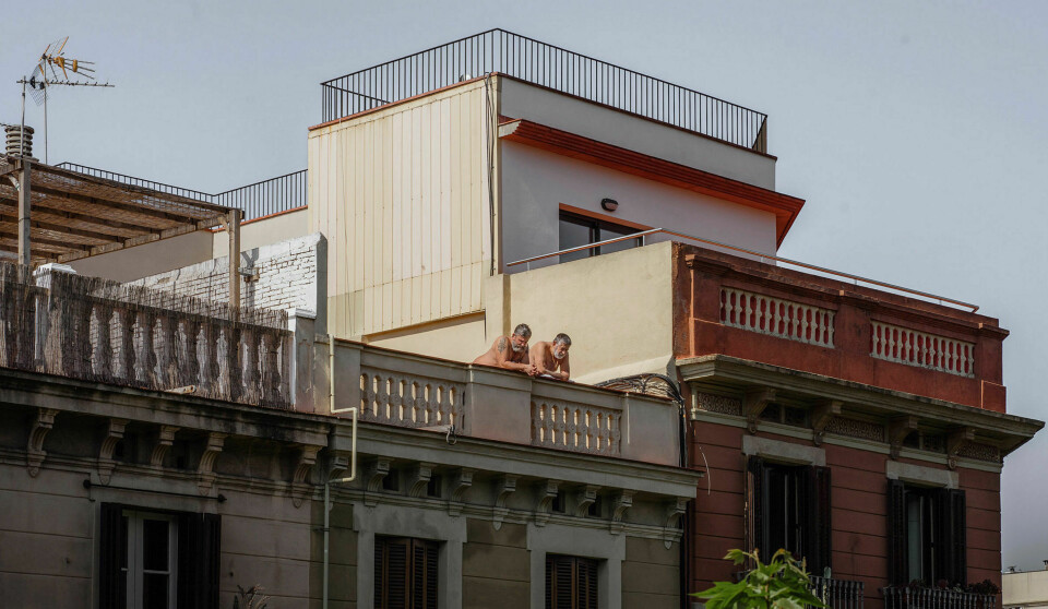 Følger med. To naboer ser ned på gata under seg i sentrum av Barcelona. Under portforbudet er det ikke lov å forlate hjemmet med mindre det er strengt nødvendig. Innenriksdepartementet oppfordrer folk til å unngå «massiv bruk» av politiets nødnummer for å varsle om folk som bryter med reglene.