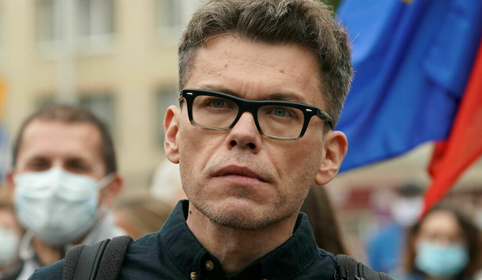 Dommer Igor Tuleya - her under en demonstrasjon utenfor høyesterett i Warszawa 8. juni - har lenge kritisert reformene av det polske rettsvesenet, som han mener truer domstolenes uavhengighet. Foto: Janek Skarzynski / AFP / NTB scanpix