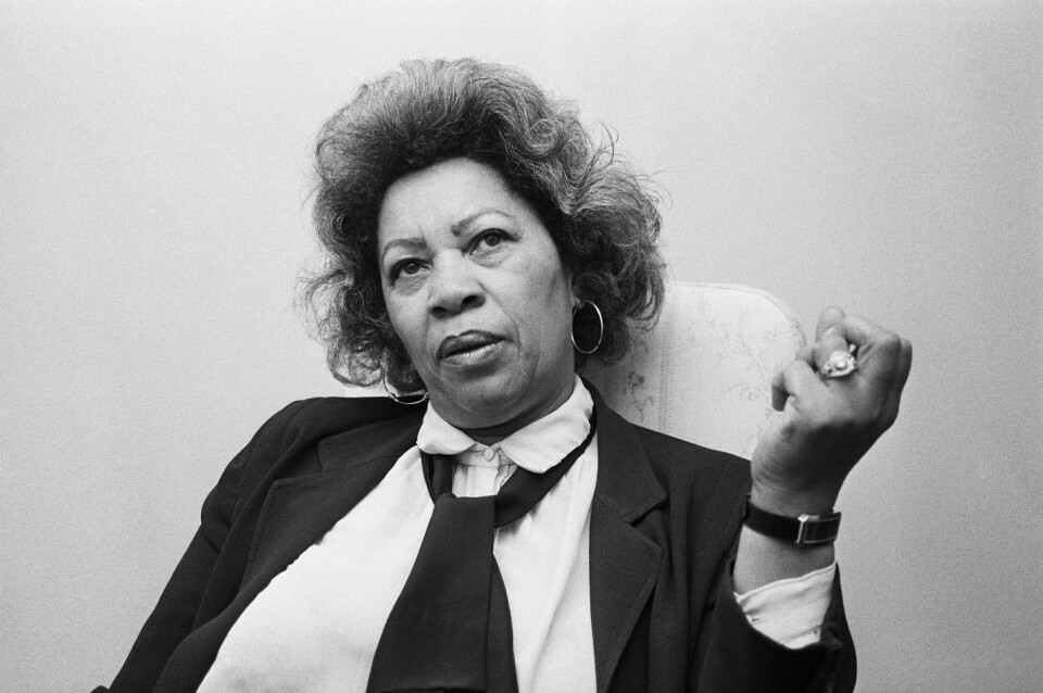 Oss og bøkene: «Å lese er fundamentalt – med vekt på 'fun' (gøy)», skriver den amerikanske nobelprisvinneren Toni Morrison et sted. Vi mener også at det å lese og skrive om bøkene er fundamentalt gøy. Her er Morrison i 1985. Foto: Ukjent fotograf / Bettmann Collection / Getty Images