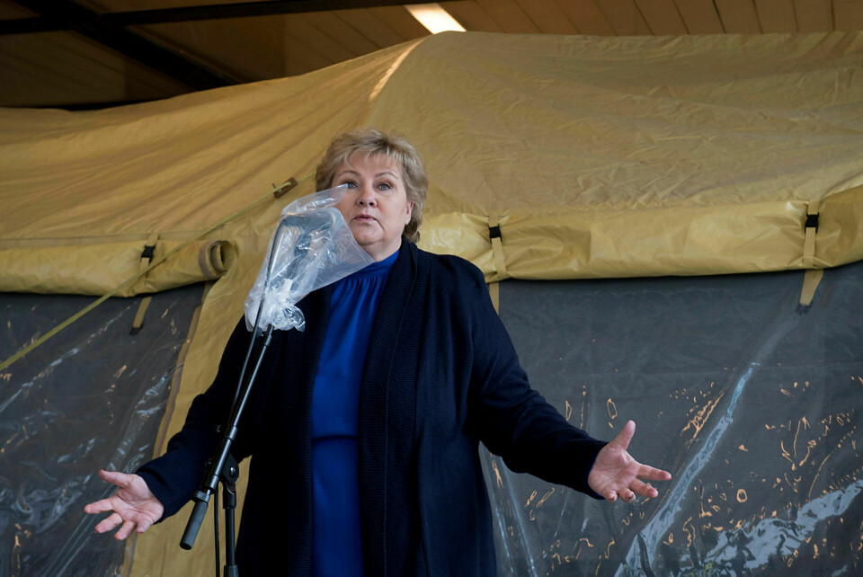 Beredskap og økonomisk krisepolitikk: Det er lett å øke pengebruken, men adskillig vanskeligere å stramme inn, skriver Gjermund Forfang Rongved. Her: Statsminister Erna Solberg besøker smitteteltet på Haukeland sykehus, Bergen 22. mai. Foto: Marit Hommedal / NTB scanpix