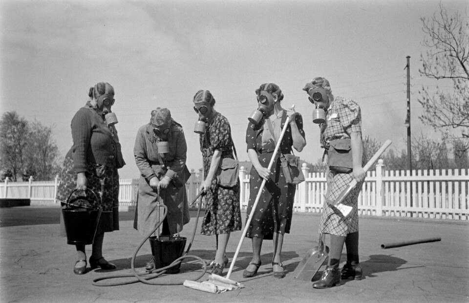 Sivil beredskap: Oslo kommunale luftverns brannslukkingskurs for kvinner under andre verdenskrig. Foto: Rigmor Dahl Delphin / Oslo Museum