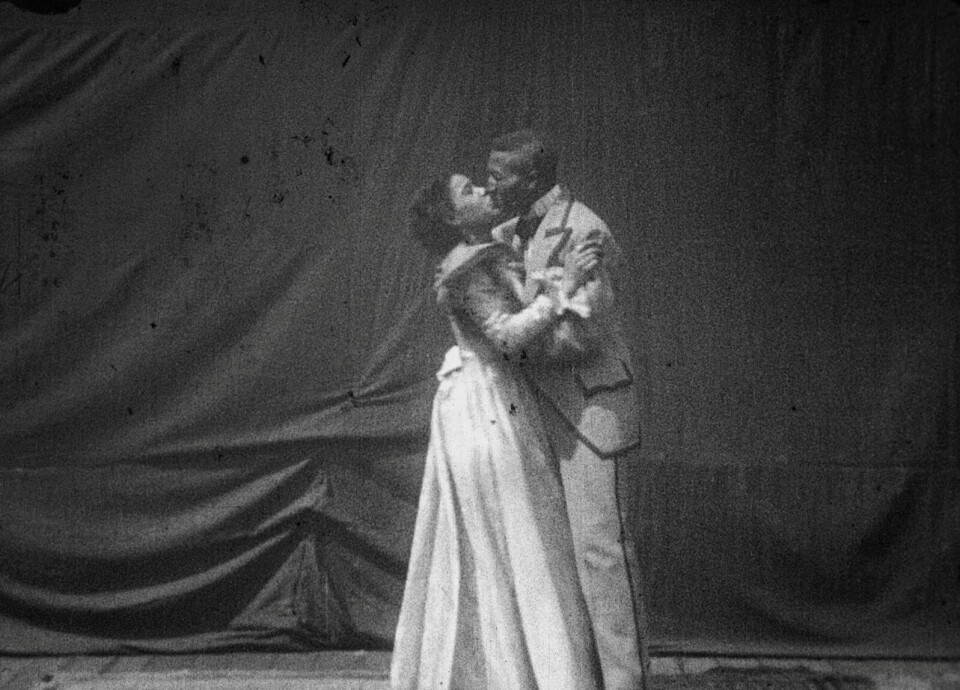 En flørt og en dans: Skjermbilder fra William Seligs film Something Good – Negro Kiss (1898) som ble vist på låvevegg i Leksvik, en av de aller tidligste filmvisningene i Norge. Skuespillerne i filmen heter Gertie Brown og Saint Suttle. Foto: Nasjonalbiblioteket