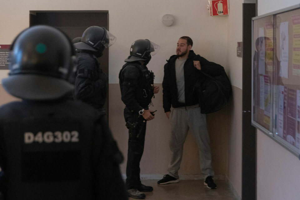 Nektet soning: Politiet tok seg inn på universitetet i Lleida halv syv om morgenen for å hente Pablo Hasél. Rundt tretti studenter prøvde å stoppe arrestasjonen. Han er nå i fengsel. Foto: Lorena Sopêna I Lòpez / Europa Press / Getty Images