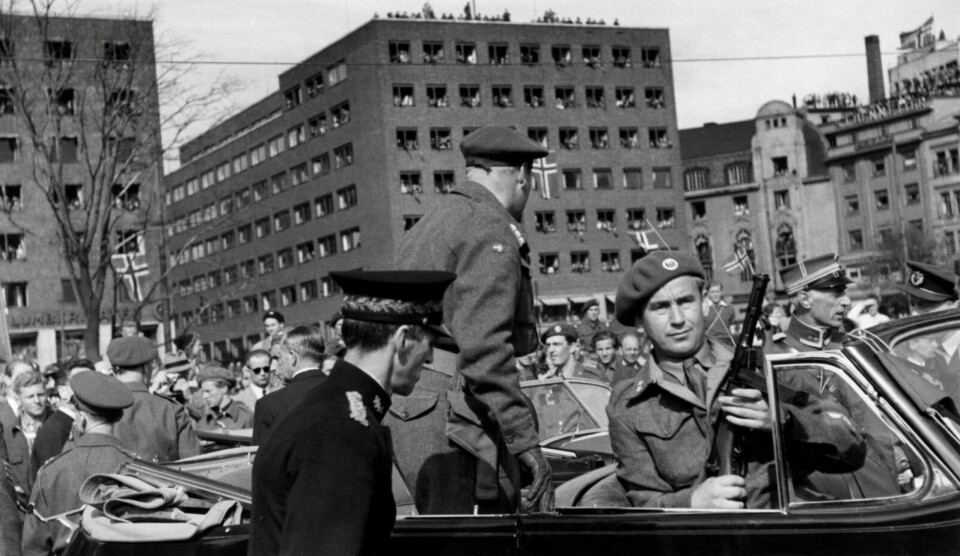 Kronprinsens livvakt: Sammen med Gunnar Sønsteby er Max Manus Norges største krigshelt. Da kronprins Olav kom hjem til Norge 13. mai 1945, satt Manus sammen med ham i bilen. I erindringsboken Det blir alvor forteller han om hvor uoversiktlig og risikabel denne bilturen var. Denne uken ble det utgitt en etterlatt roman av Max Manus. Foto: NTB
