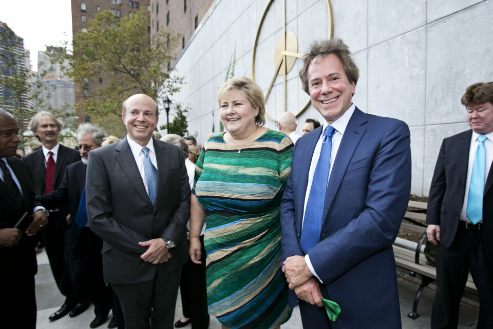 Statsminister Erna Solberg åpnet Trygve Lie Plaza ved FN-bygningen sammen med blant andre Arthur (til venstre) og Will Zeckendorf, Trygve Lies barnebarn. Her står de foran 'Fredsklokken', kunstverket som er laget til plassen av Lina Viste Grønli. Foto: Pontus Höök/NTB scanpix