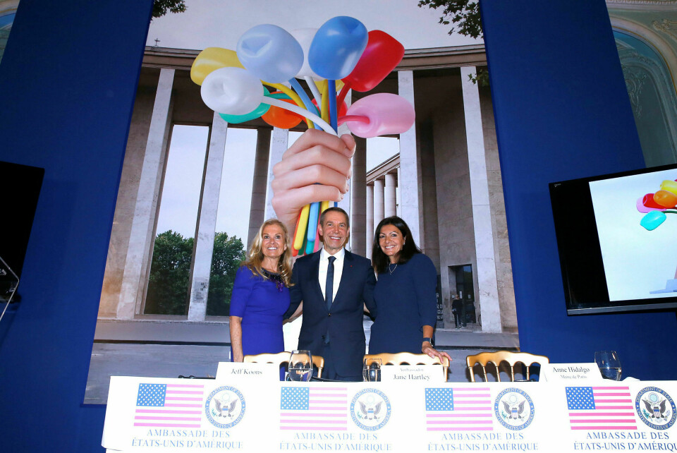 Lansering: Jeff Koons under pressekonferansen på USAs ambassade i Paris i november 2016, da han kunngjorde at han gir en tolv meter høy tulipanskulptur i gave til Paris. USAs ambassadør Jane D. Hartley (til venstre) hadde ideen til gaven, som er ment å minnes ofre for terror, og Paris-borgermester Anne Hidalgo takket ja. Foto: Bertrand Rindoff Petroff / Getty Images