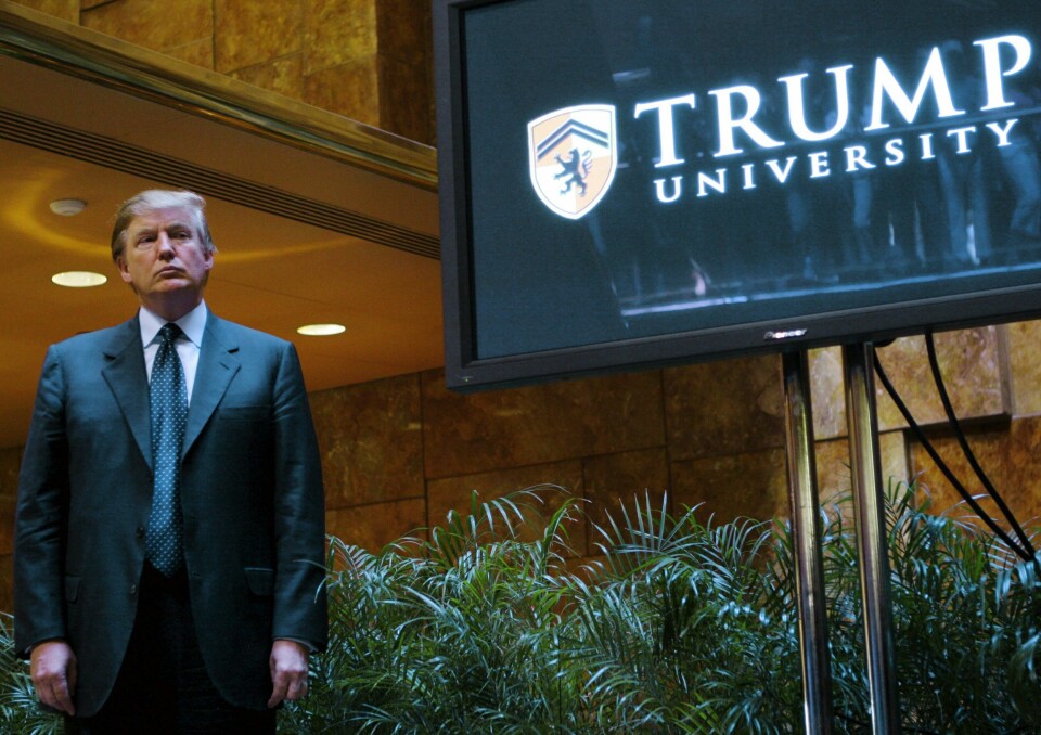 En selvmotsigelse: President Donald Trump har blitt et symbol på fornektelse av vitenskapelig kunnskap, med sine holdninger til blant annet klimaforskning og vaksineprogram. Her lanserer han imidlertid Trump University i 2005. Foto: Thos Robinson/Getty Images