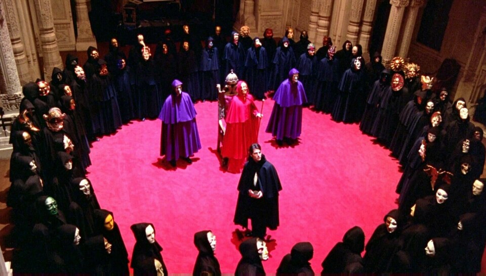 De flotteste og mest fargerike sirkelansamlinger under orgie-seremoniens underlige domsavsigelse i «Eyes Wide Shut».