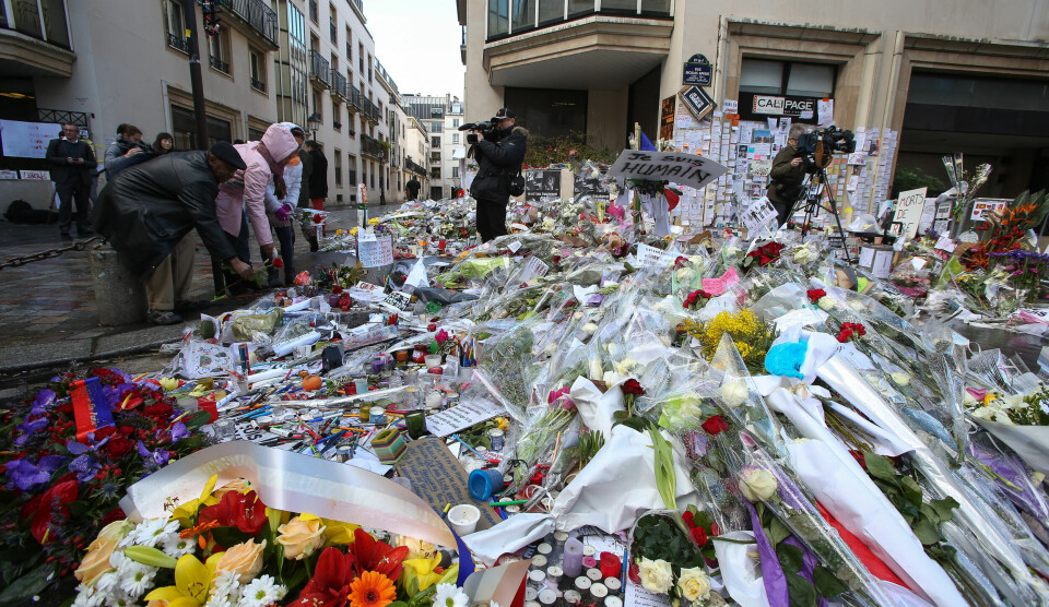 Etter terroren: Sørgende legger ned blomster og minneord foran Charlie Hebdos lokaler i Paris, 14. januar 2015. Foto: Marc Piasecki / Getty Images