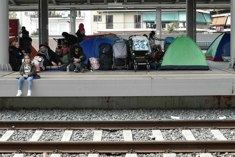 Flyktninger som har okkupert jernbanestasjonen i Athen i håp om å bli transportert videre i Europa. Foto: Milos Bicanski/Getty Images