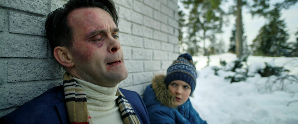 I NRK sin kritikerroste dramakomedie Magnus blir to menn voldtatt av gnomer. En av dem er hovedperson og politietterforsker Magnus (Vidar Magnussen), her sammen med karakteren Nikolai (Charlie Hutton). Foto: VIAFILM / NRK