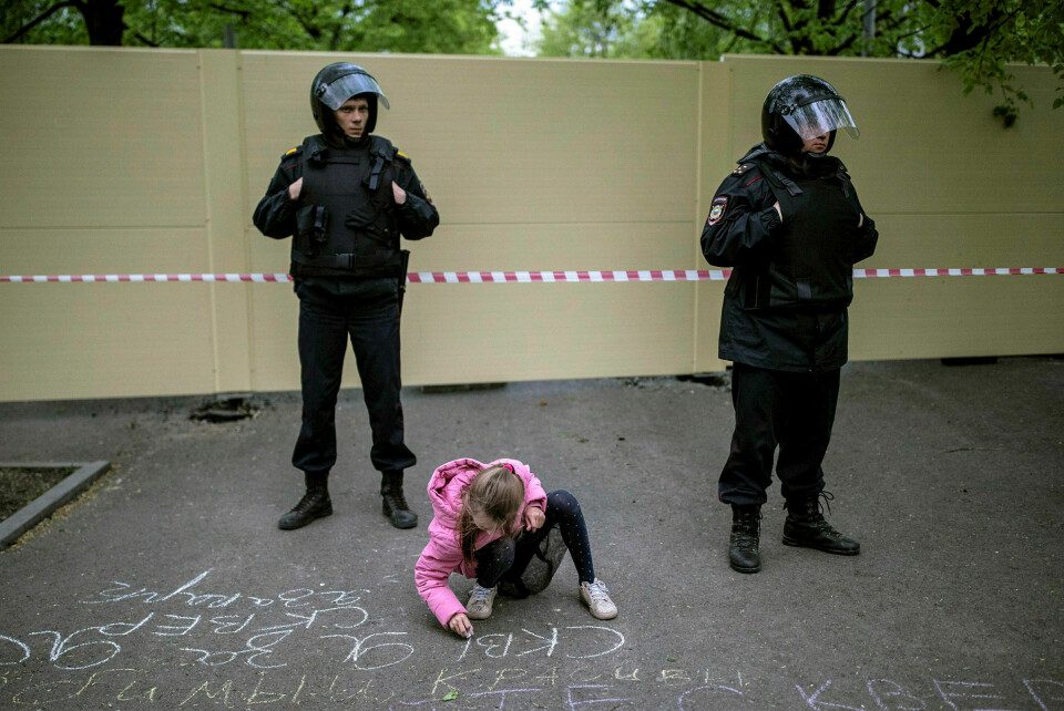 Demonstrasjon: «Jeg er for parken», skriver jenta på asfalten. Folk i Jekaterinburg protesterer mot at de mister en populær park og samlingsplass fordi det skal bygges en kirke på stedet. Jekaterinburg 16. mai 2019. Foto: Evgeny Feldman / AP / NTB Scanpix Evgeny Feldman/AP/NTB scanpix