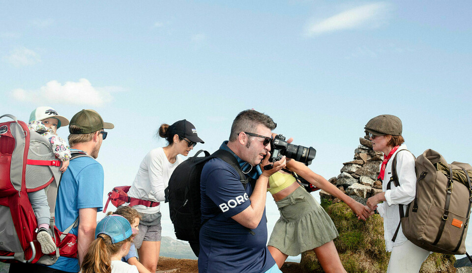 Under årets fellesferie var det trangt om plassen på toppen av Mannen (400 moh) i Vestvågøy i Lofoten. Bildet er fra en serie om feriering i Nord-Norge under koronapandemien, og er en del av fotoprosjektet Dette Året. Foto: Lars Martin Hunstad