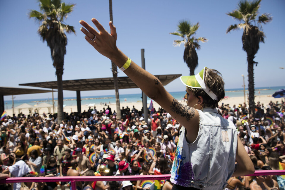 Denne helgen var gatene i Tel Aviv smekkfulle av glade mennesker som markerte Pride. Samtidig stiger koronasmitten i Israel, selv om landet har kommet langt i vaksineringen. Litt grunnleggende psykologi kan forklare hvorfor det ikke nødvendigvis er noen krise. TEL AVIV, ISRAEL - JUNE 25: Israelis take part at Tel Aviv's annual Pride Parade on June 25, 2021 in Tel Aviv, Israel. The city's Pride event, the largest such event in the region, was largely cancelled last year due to the Covid-19 pandemic.