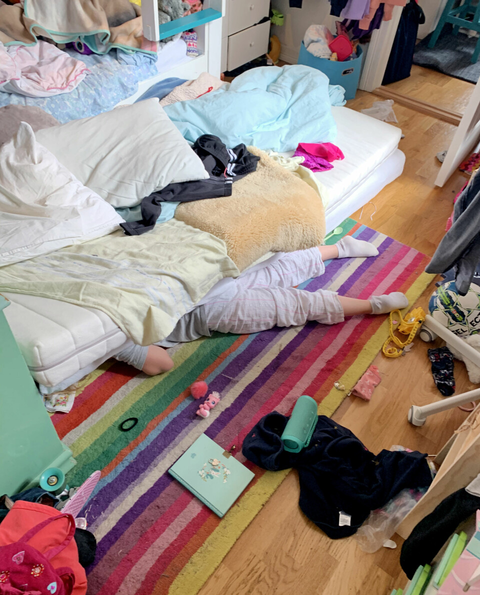 Har det gått bra med hjemmeskole i seks uker? Ja da, har gått helt fint det. Gjelder bare å ha struktur. Her er et bilde fra andre time fredag. Lara Nilsen Skodvin (7) er lei nå. Sted: Nygårdshøyden, Bergen