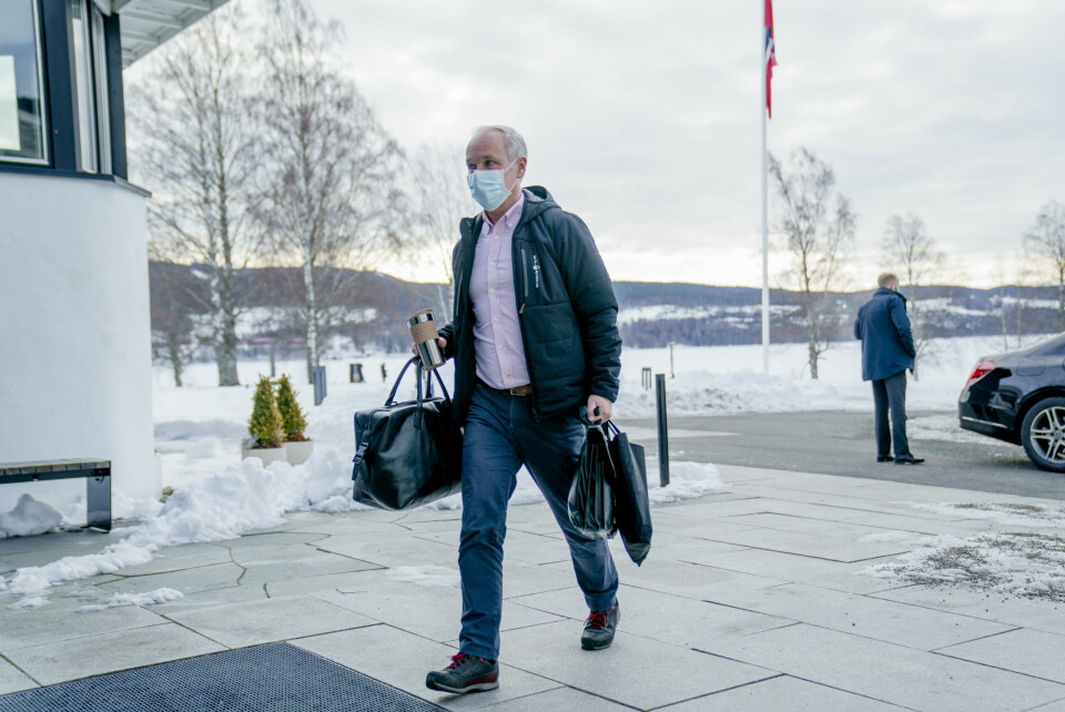 Vi bør ikke falle inn i de gamle mønstrene, slik finansministeren har gått inn for, argumenterer Sondre Dalen. Her: Jan Tore Sanner (H) ankommer til regjeringens budsjettkonferanse på Hurdalssjøen hotell, 16. mars 2021.