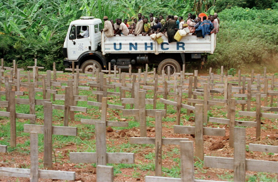 Rwanda 1996: Mennesker som ble drevet på flukt under folkemordet i 1994, vender tilbake - og passerer en kirkegård med 800 av ofrene som ikke kom seg unna, på veien. Foto: Corinne Dufka / NTB Scanpix