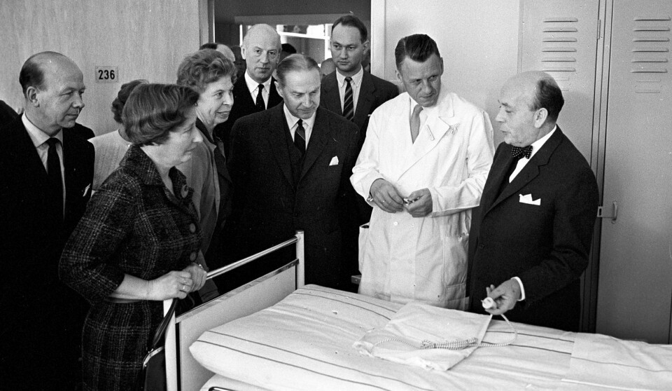 Endringer i offentlig sektor: Hvilke praktiske konsekvenser har New Public Managment hatt for velferdssektoren? Her: Åpning av det kommunale sykehjemmet Solvang i 1961. Fra venstre formannen i byggekomiteen Hans Sundrønning, politiker Werna Gerhardsen, politiker Kirsten Berntzen, h.r.advokat Roar Fjeld, varaordfører Rolf Stranger, journalist Sverre Brevig, overlege Karl Rørvik og ordfører Brynjulf Bull. Foto: Per Svensson / Aftenposten / NTB scanpix