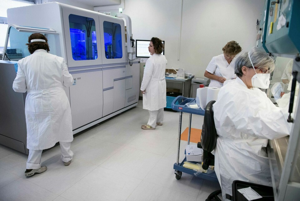 I mange land er overvåkningssystemene for dårlige, sier Camilla Stoltenberg. Her: Helsearbeidere gjør klart utstyr for koronatesting Amedeo di Savoia-sykehuset i Torino, 28. februar. Foto: Stefano Guidi / Getty Images