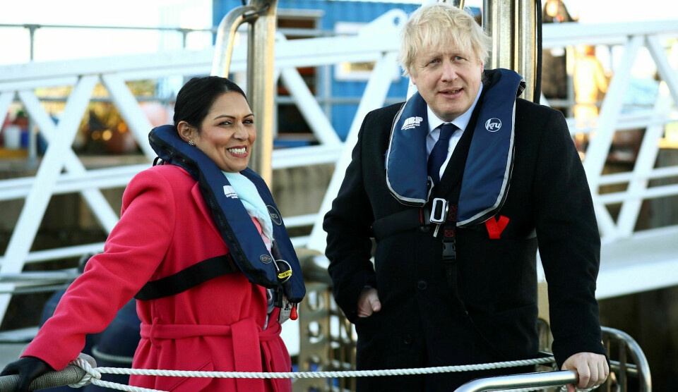 Øvelse: Britenes statsminister Boris Johnson og innenriksminister Priti Patel ombord i en redningsbåt ved havna i Southampton. Patel er ellers godt kjent for en tone som balanserer mellom det direkte og det kommanderende, skriver Øivind Bratberg. Foto: Hannah McKay / WPA /Getty Images