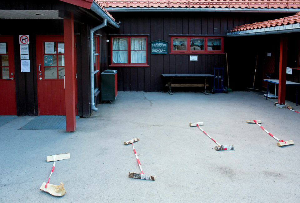 «Antibac-society»: Vi møter daglig politiske inngrep i dagliglivene våre som er rettferdiggjort av en kamp mot en mulig dødstrussel, skriver Atle Møen. Som denne køordningen foran kiosken på Rustadsaga i Østmarka. Foto: Espen Bratlie / Samfoto / NTB scanpix