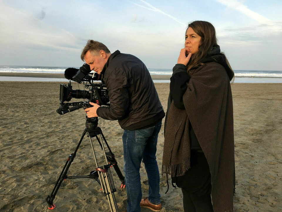 Blikk på fremtiden. I dokumentarfilmen iHuman intervjuer dokumentarfilmskaper Tonje Hessen Schei noen av de ledende aktørene innen kunstig intelligens. Her med filmfotograf Henrik Bohn Ipsen. Foto: Jonathan Borge Lie.