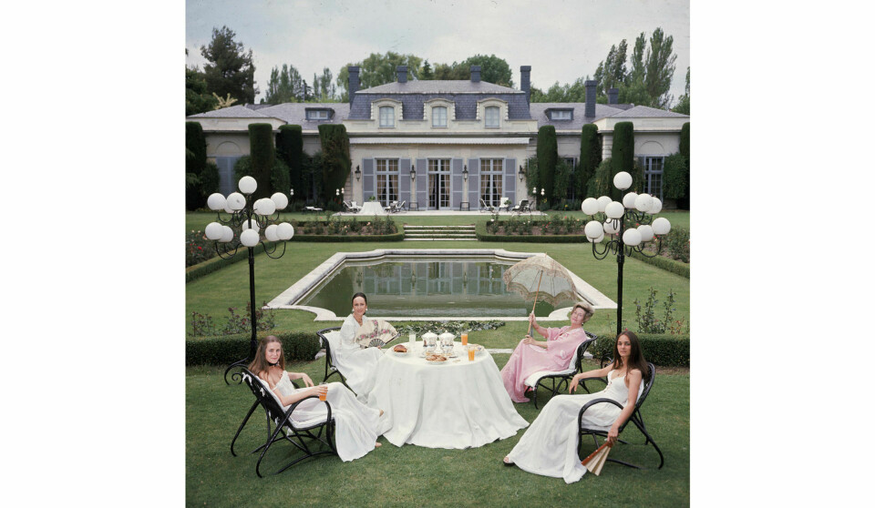 Parasollsiden: Morgenbladet har ikke sjekket, men mistenker at arveavgiften ikke ville fått stor støtte i hagen til grevinne Blanca de Borbon (her med parasoll og familie) i Madrid, våren 1976. Foto: Slim Aarons/Getty Images