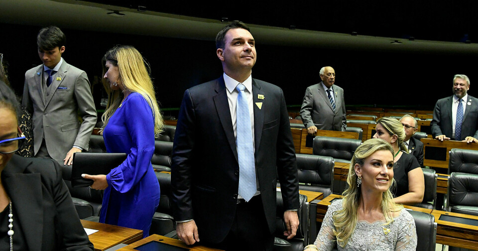 Politisk dynasti: Senator Flávio Bolsonaro (midten) representerer samme parti som sin far, president Jair Bolsonaro. Foto: Edilson Rodrigues/Agência Senado
