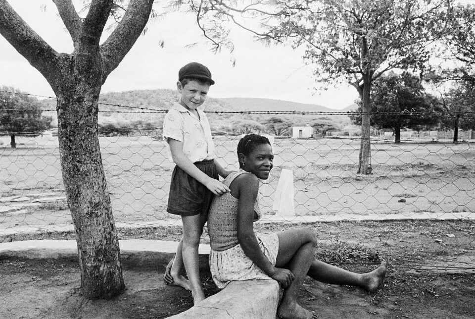 En bondesønn med sin barnevakt, Heimweeberg, Nietverdiend, Vest-Transvaal, 1964. Foto: David Goldblatt