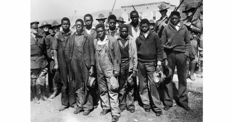 Lynsjestemning: De ble beskyldt for å ha voldtatt to kvinner og måtte ha beskyttelse mot lynsjemobben i Scottsboro, Alabama. Fra venstre: Clarence Norris, Olen Montgomery, Andy Wright, Willie Roberson, Ozie Powell, Eugene Williams, Charlie Weems, Roy Wright og Haywood Patterson. Foto: Bettmann / Getty Images