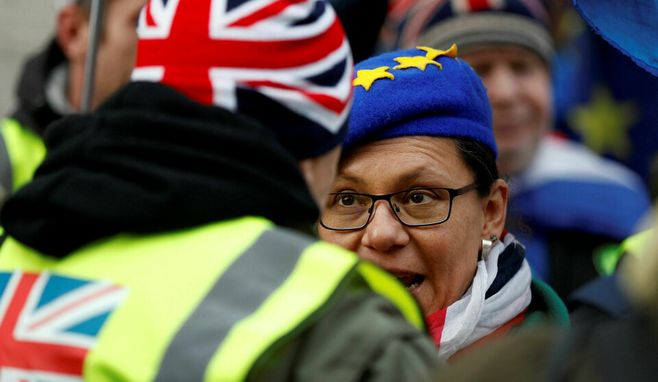 Brexiters og remainers: Jonathan Coes siste roman viser hvordan brexit ikke bare splitter britene som befolkning, men slår kiler inn i familier og nære relasjoner. Foto: Peter Nicholls / Reuters / NTB scanpix