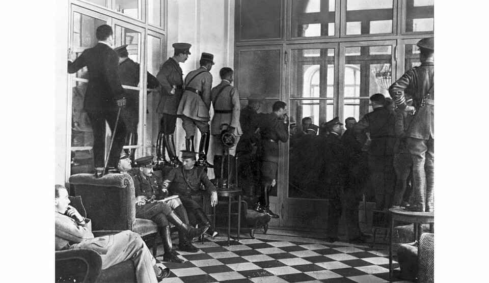 Allierte offiserer følger spent med på undertegnelsen av Versailles-traktaten utenfor Paris i 1919. Foto: Henry Guttmann Collection/Hulton Archive/Getty Images