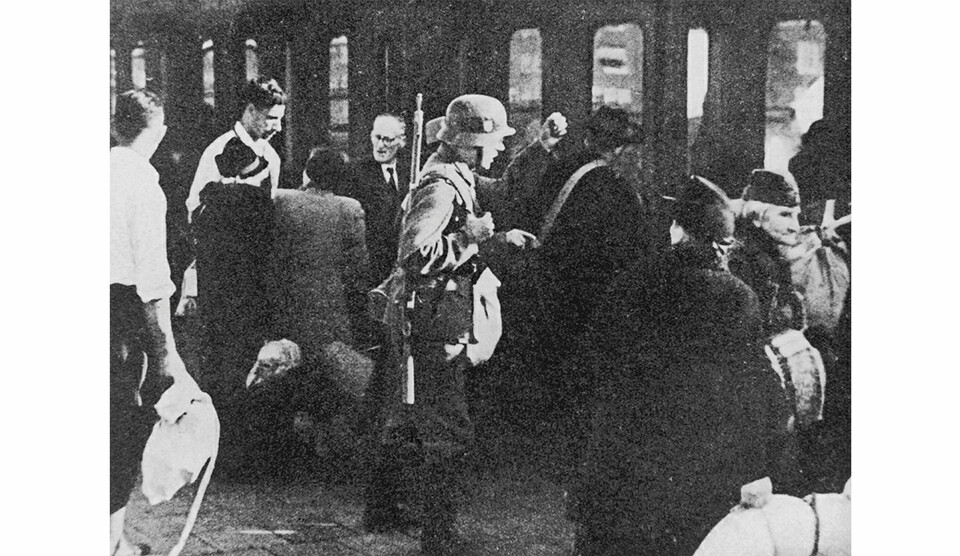 Deportert: Nederland hadde en stor jødisk befolkning på rundt 140 000 personer da tyskerne rykket inn. Tre av fire av dem ble deportert og drept i løpet av krigen. Her fra en deportasjon så sent som i 1945. Foto: Hulton Archive / Getty Images
