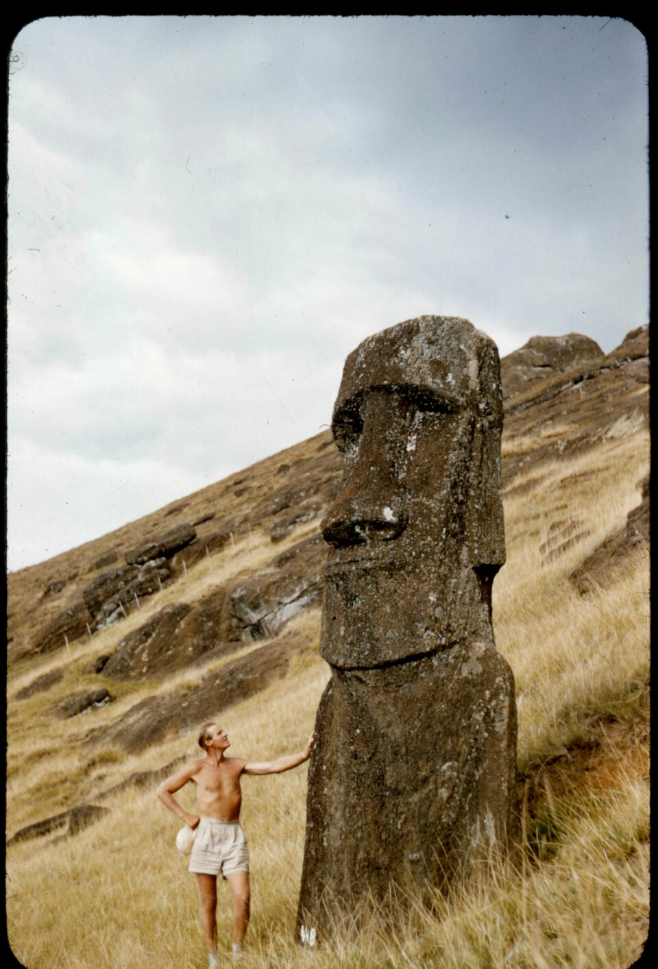 Thor Heyerdahl på Påskeøya i 1955. Foto: Kon-Tiki-museet i Oslo